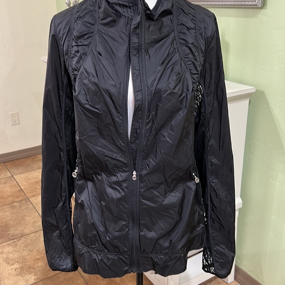 🔴🔴🔴🔴🔴. SOLD 🔴🔴🔴🔴🔴🔴rare lululemon jacket Lightweight - Picture 16 of 17